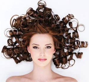 Chica con pelo rizado