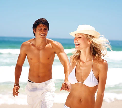 Pareja tomando sol en la playa